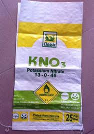Làm cách nào để điều chế được.KNO3 để dùng làm chất kích thích cho rau quả ra trái mùa ?